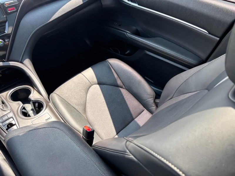 Toyota Camry Vehicle Full-screen Gallery Image 14