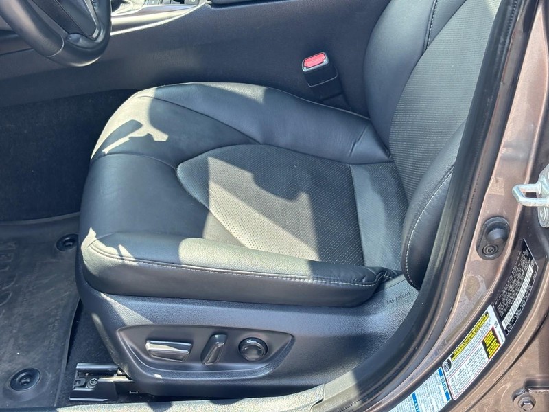 Toyota Camry Vehicle Full-screen Gallery Image 15