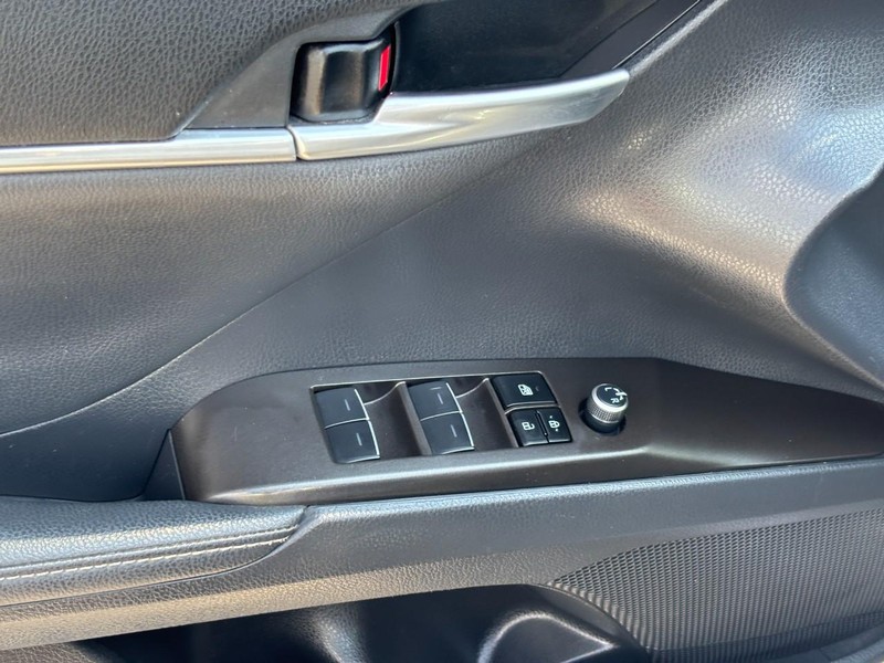 Toyota Camry Vehicle Full-screen Gallery Image 16