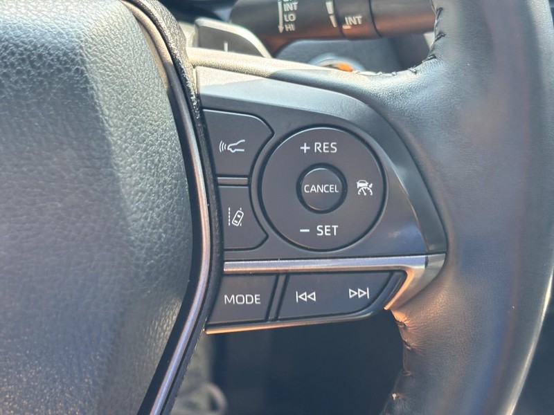 Toyota Camry Vehicle Full-screen Gallery Image 18