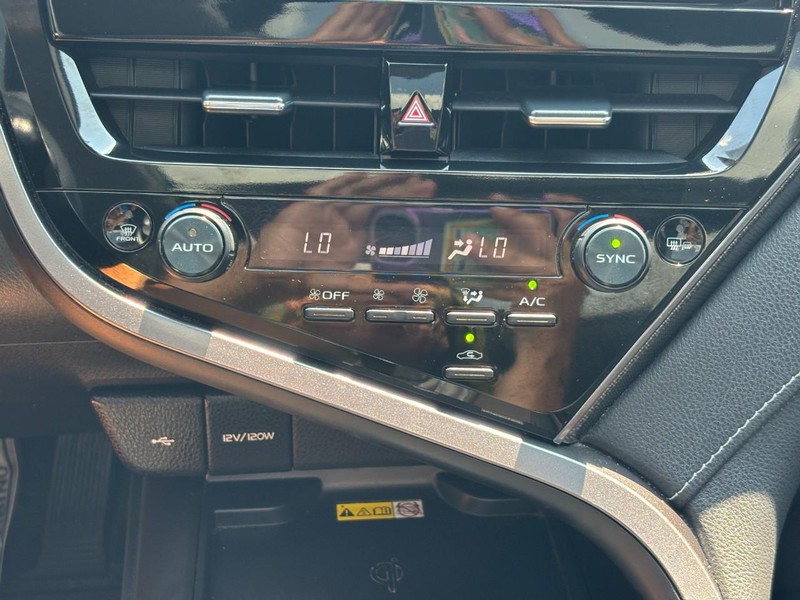 Toyota Camry Vehicle Full-screen Gallery Image 22