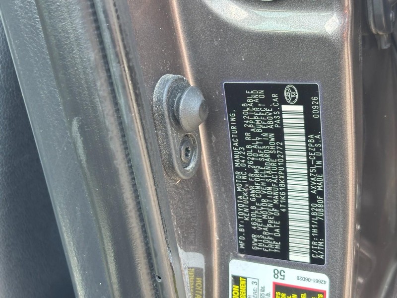 Toyota Camry Vehicle Full-screen Gallery Image 23