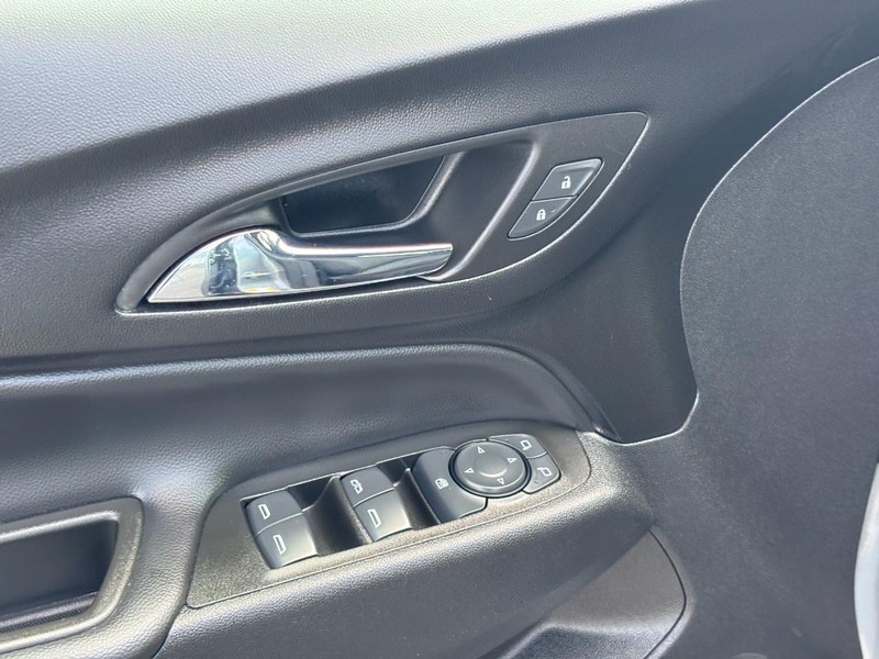 Chevrolet Equinox Vehicle Full-screen Gallery Image 16