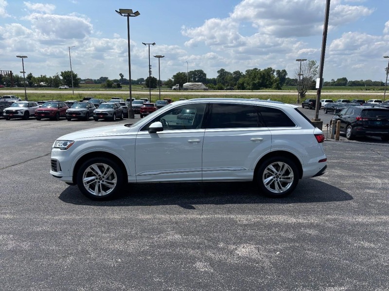 Audi Q7 Vehicle Full-screen Gallery Image 02
