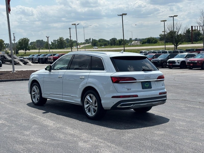 Audi Q7 Vehicle Full-screen Gallery Image 03