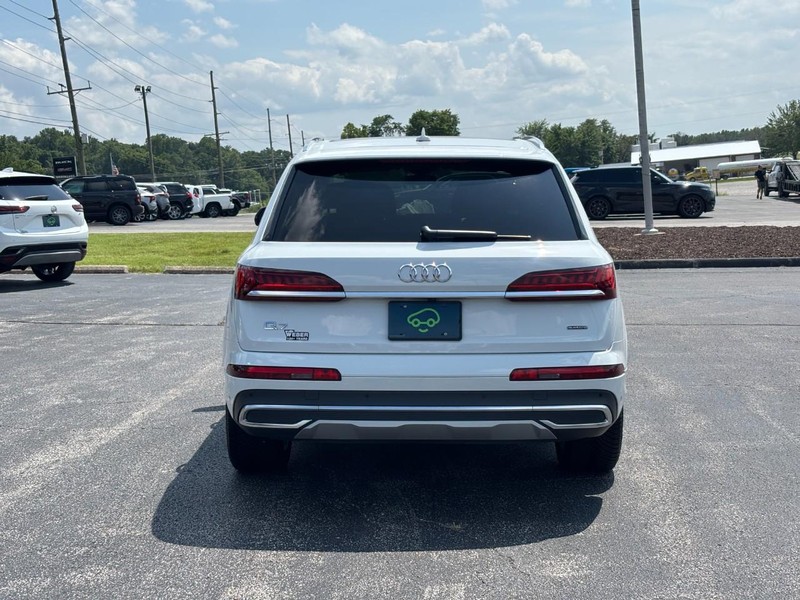 Audi Q7 Vehicle Full-screen Gallery Image 04