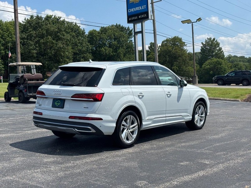 Audi Q7 Vehicle Full-screen Gallery Image 05