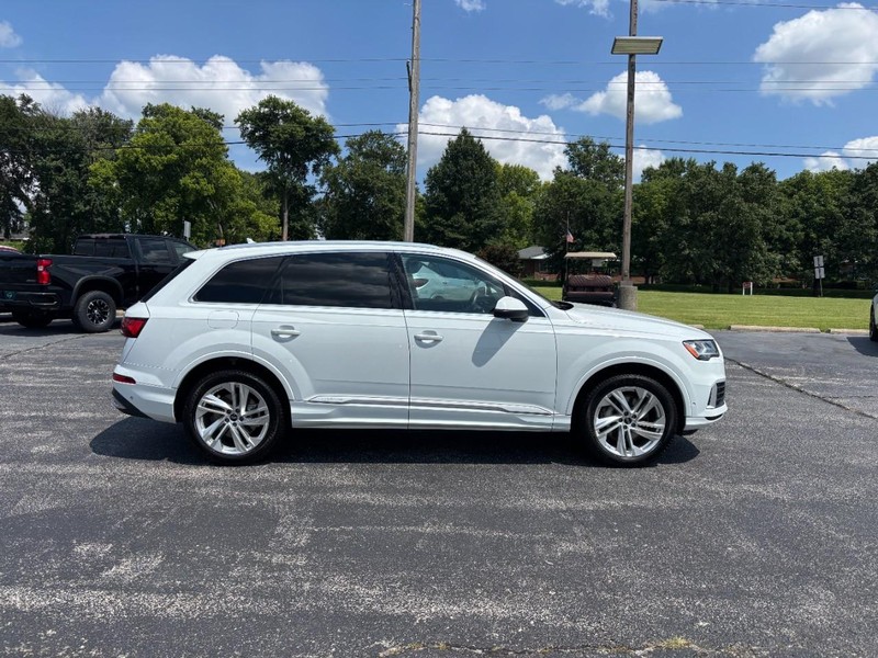 Audi Q7 Vehicle Full-screen Gallery Image 06