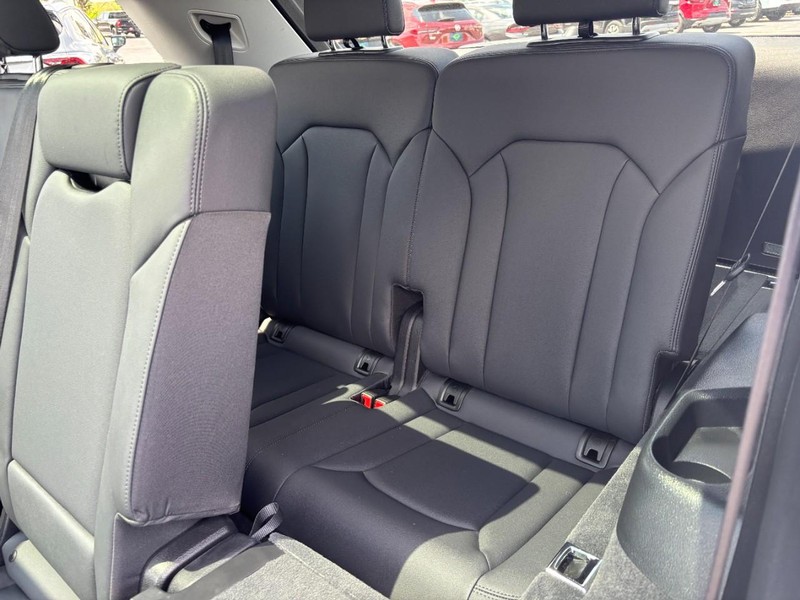 Audi Q7 Vehicle Full-screen Gallery Image 10