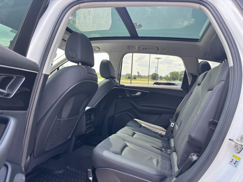 Audi Q7 Vehicle Full-screen Gallery Image 11