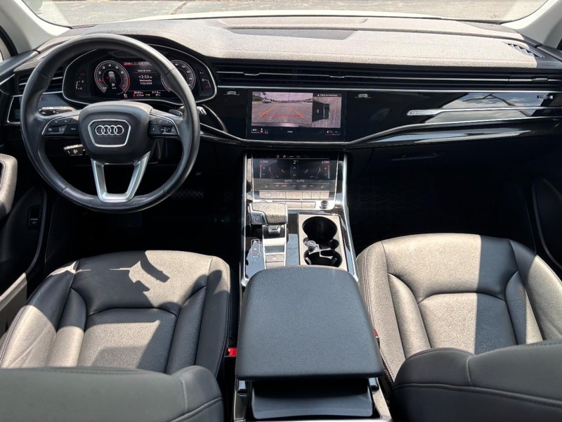 Audi Q7 Vehicle Full-screen Gallery Image 12