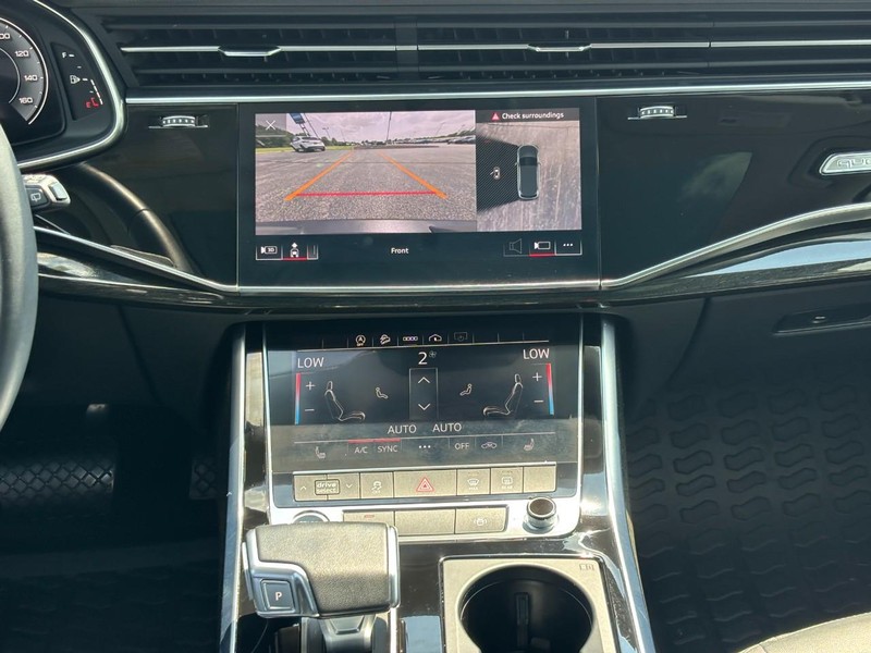 Audi Q7 Vehicle Full-screen Gallery Image 14
