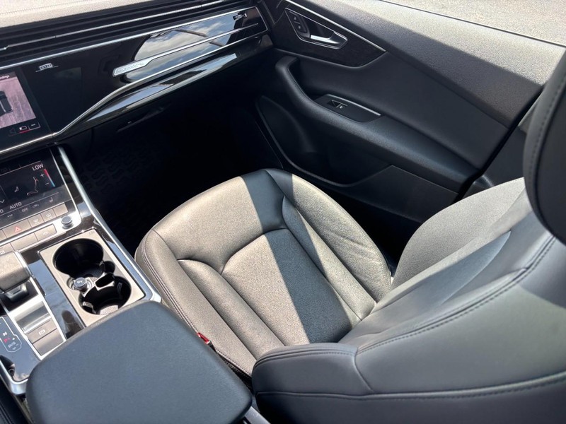 Audi Q7 Vehicle Full-screen Gallery Image 15