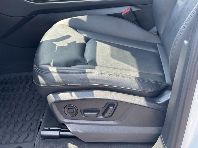 Audi Q7 Vehicle Full-screen Gallery Image 16