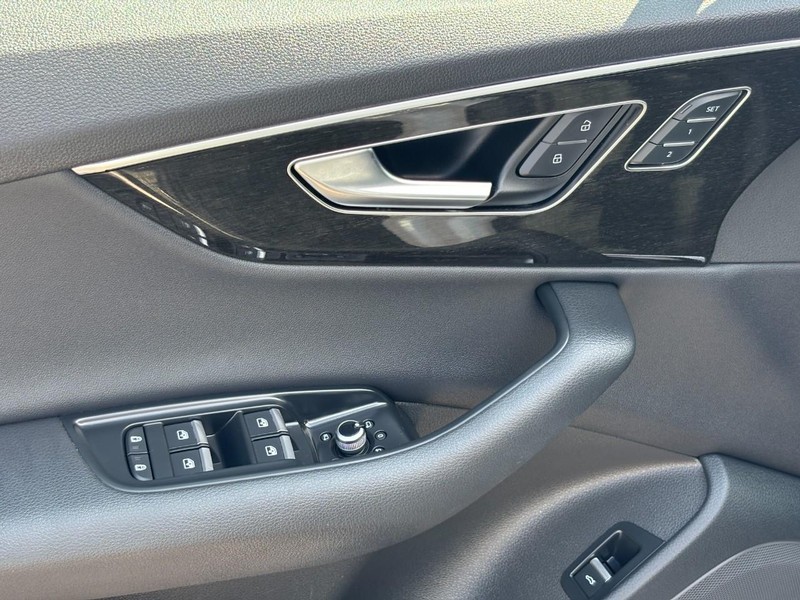 Audi Q7 Vehicle Full-screen Gallery Image 17