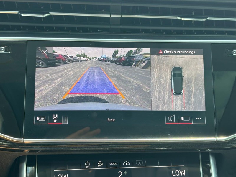 Audi Q7 Vehicle Full-screen Gallery Image 22