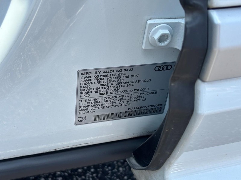 Audi Q7 Vehicle Full-screen Gallery Image 24