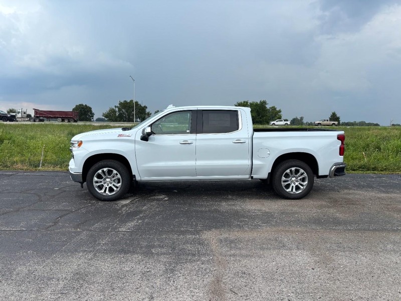 Chevrolet Silverado 1500 Vehicle Full-screen Gallery Image 2