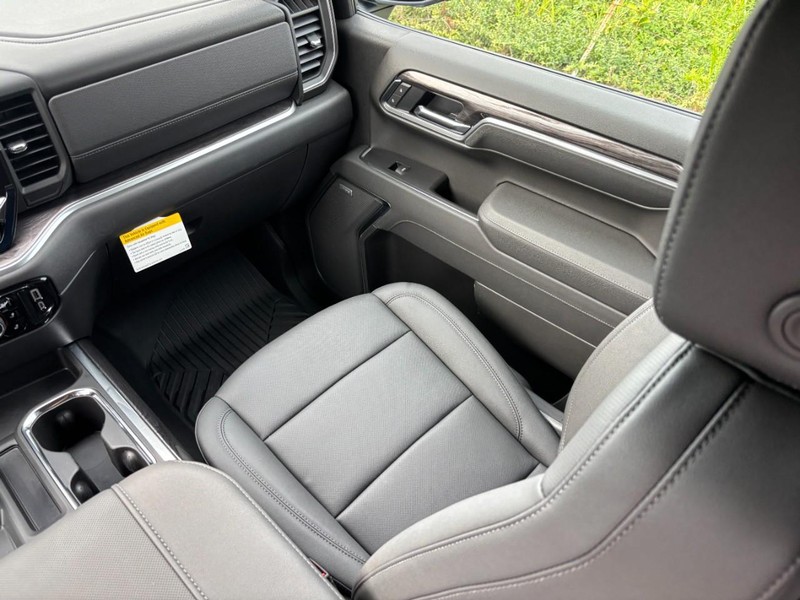 Chevrolet Silverado 1500 Vehicle Full-screen Gallery Image 9