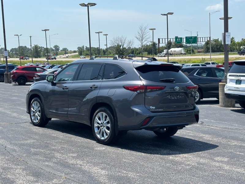 Toyota Highlander Vehicle Full-screen Gallery Image 3
