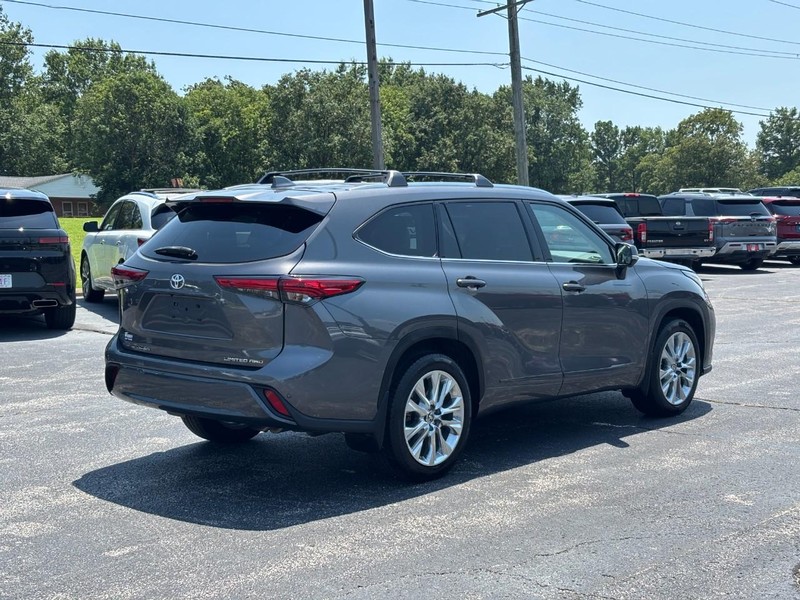 Toyota Highlander Vehicle Full-screen Gallery Image 5