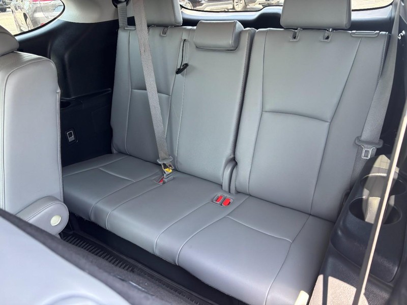 Toyota Highlander Vehicle Full-screen Gallery Image 10