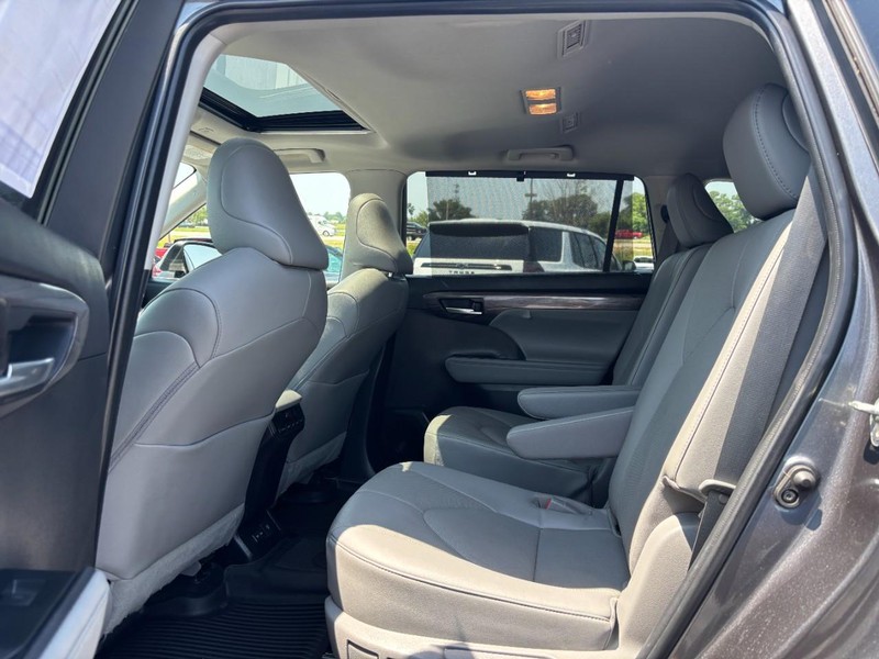 Toyota Highlander Vehicle Full-screen Gallery Image 11