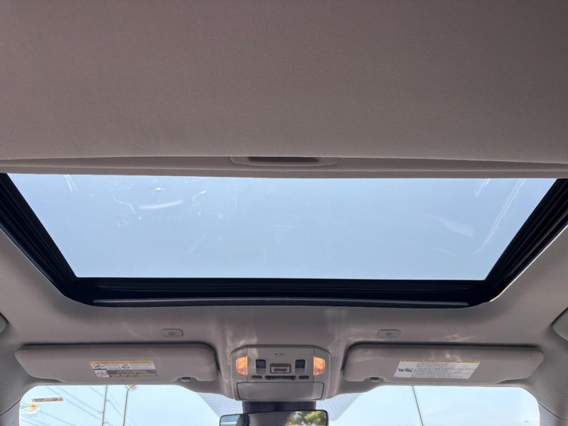 Toyota Highlander Vehicle Full-screen Gallery Image 12