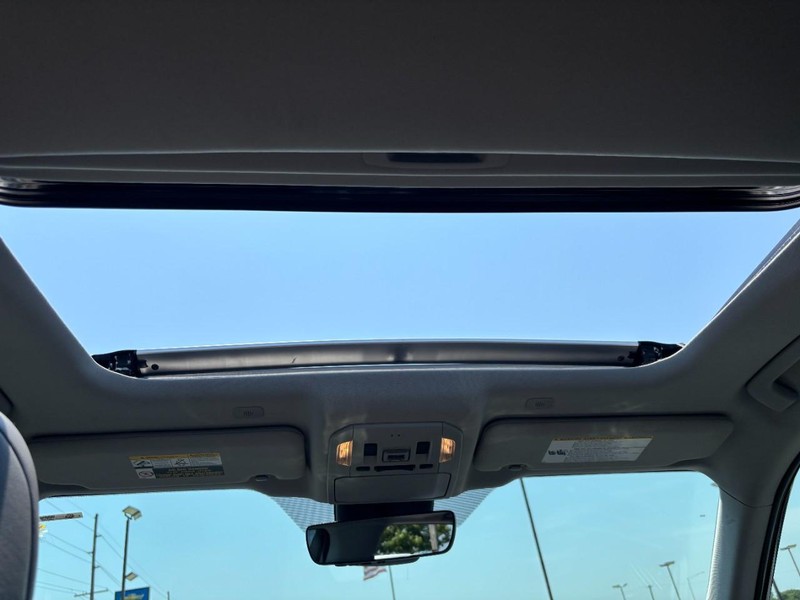 Toyota Highlander Vehicle Full-screen Gallery Image 13