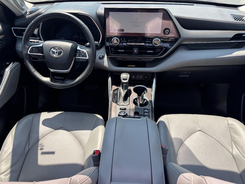 Toyota Highlander Vehicle Full-screen Gallery Image 14
