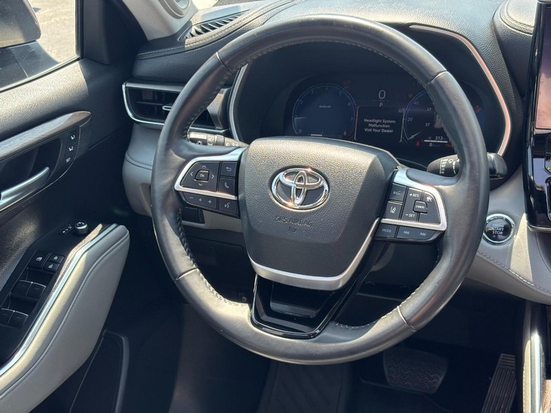 Toyota Highlander Vehicle Full-screen Gallery Image 15
