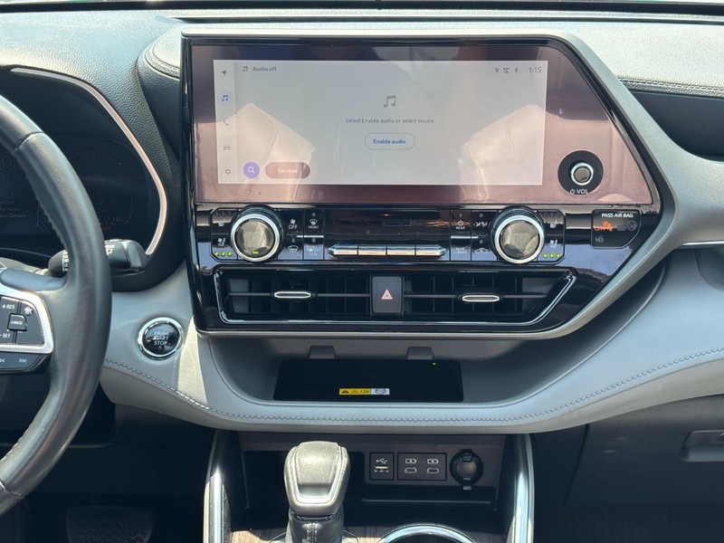 Toyota Highlander Vehicle Full-screen Gallery Image 16