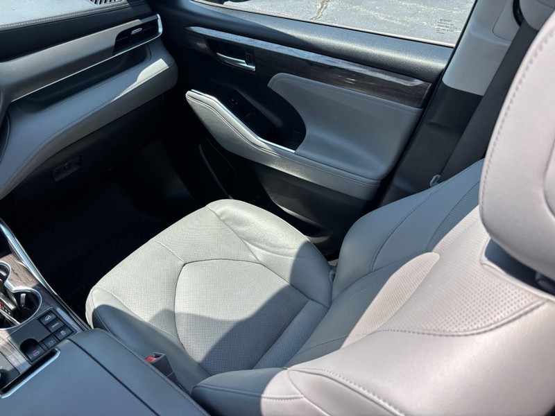 Toyota Highlander Vehicle Full-screen Gallery Image 17