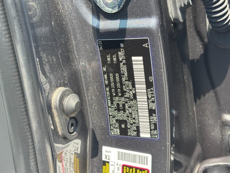 Toyota Highlander Vehicle Full-screen Gallery Image 18