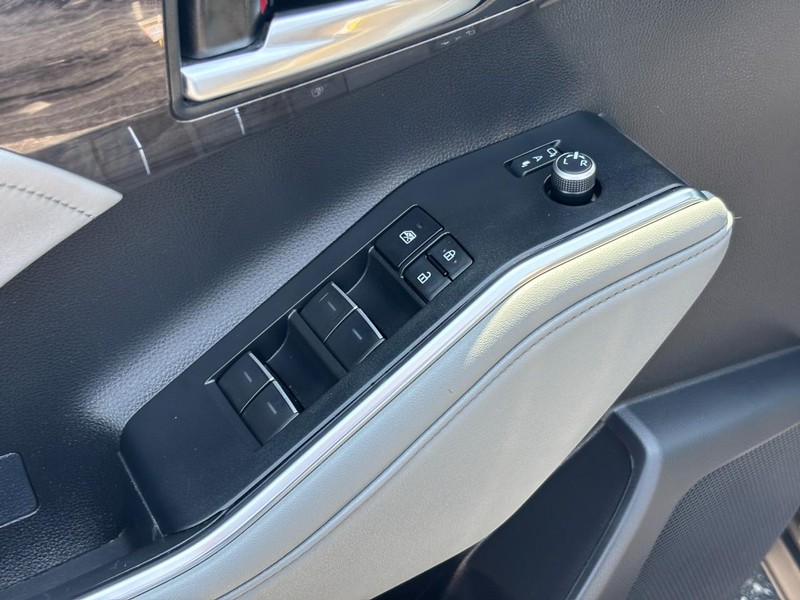 Toyota Highlander Vehicle Full-screen Gallery Image 19