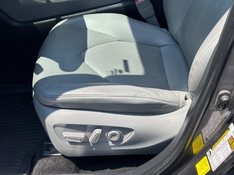 Toyota Highlander Vehicle Full-screen Gallery Image 25