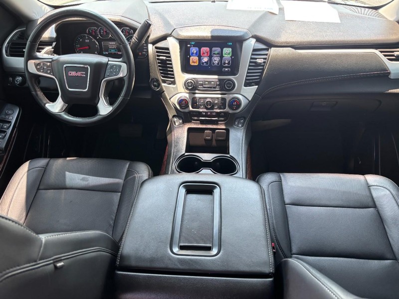 GMC Yukon Vehicle Full-screen Gallery Image 12
