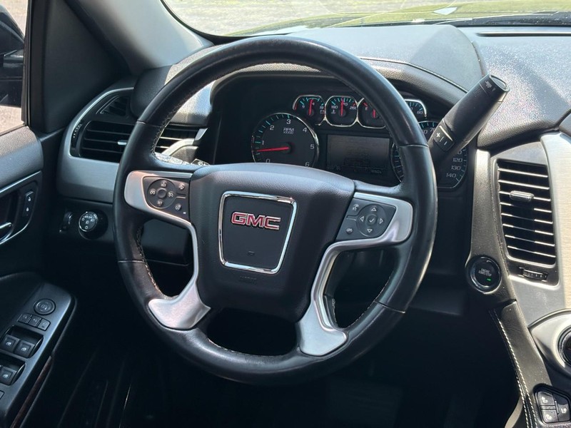 GMC Yukon Vehicle Full-screen Gallery Image 13