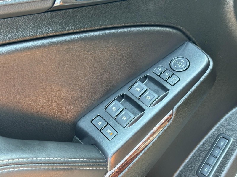 GMC Yukon Vehicle Full-screen Gallery Image 17
