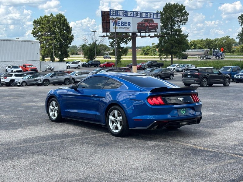 Ford Mustang Vehicle Full-screen Gallery Image 3