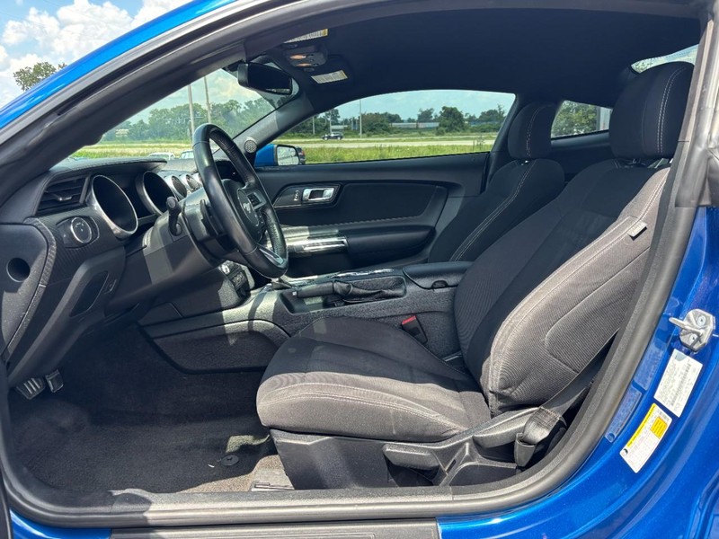 Ford Mustang Vehicle Full-screen Gallery Image 11