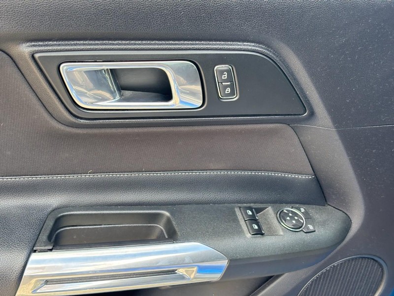 Ford Mustang Vehicle Full-screen Gallery Image 12