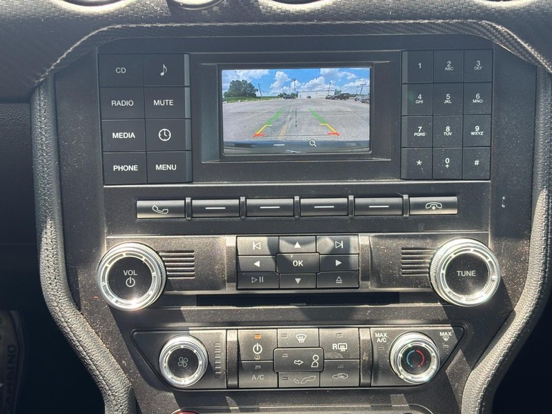 Ford Mustang Vehicle Full-screen Gallery Image 18