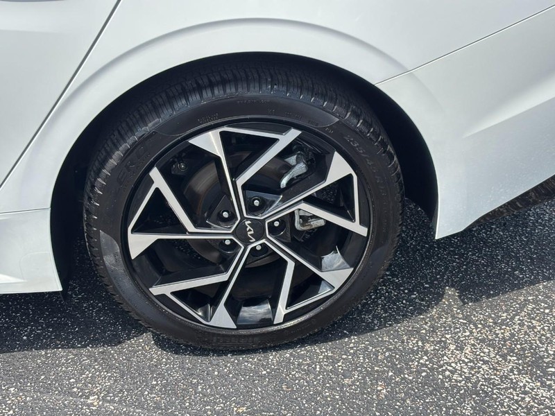 Kia K5 Vehicle Full-screen Gallery Image 9