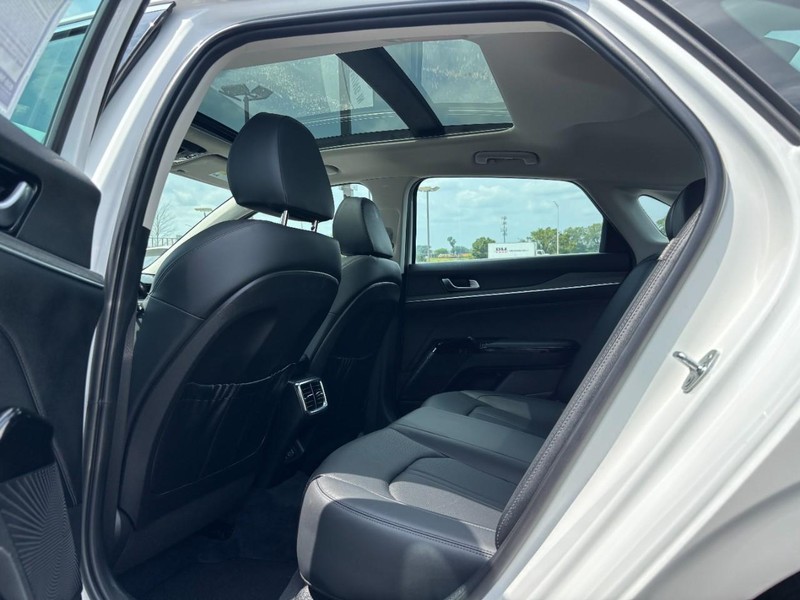 Kia K5 Vehicle Full-screen Gallery Image 10
