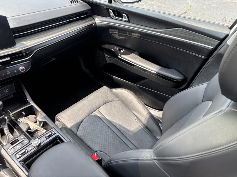 Kia K5 Vehicle Full-screen Gallery Image 14