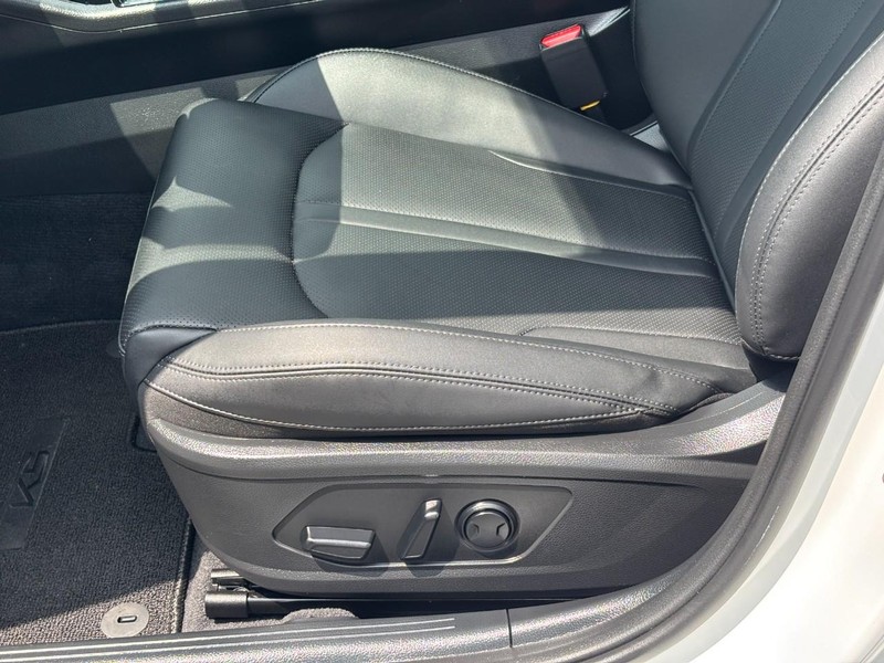 Kia K5 Vehicle Full-screen Gallery Image 15