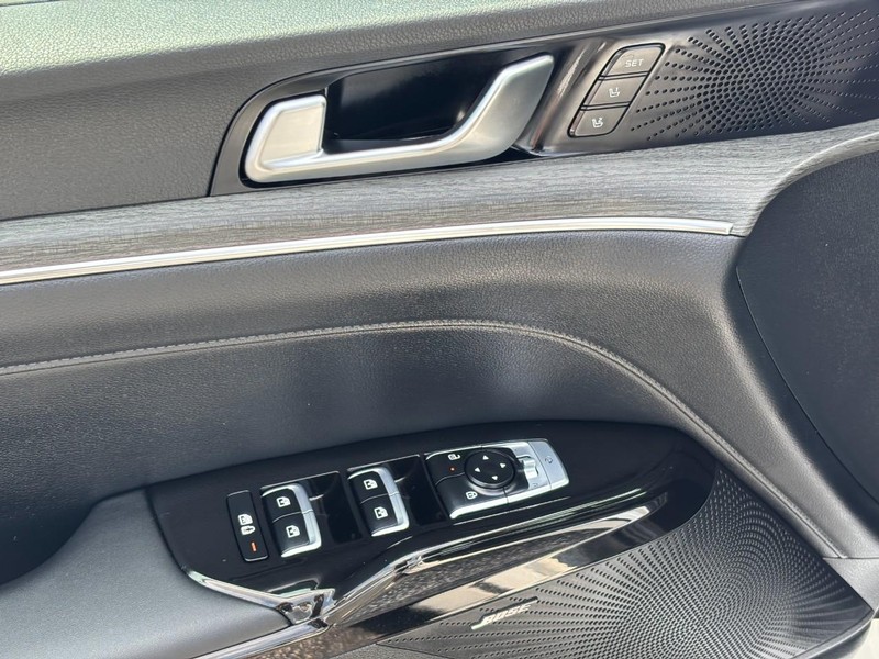 Kia K5 Vehicle Full-screen Gallery Image 16