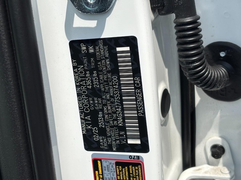 Kia K5 Vehicle Full-screen Gallery Image 24