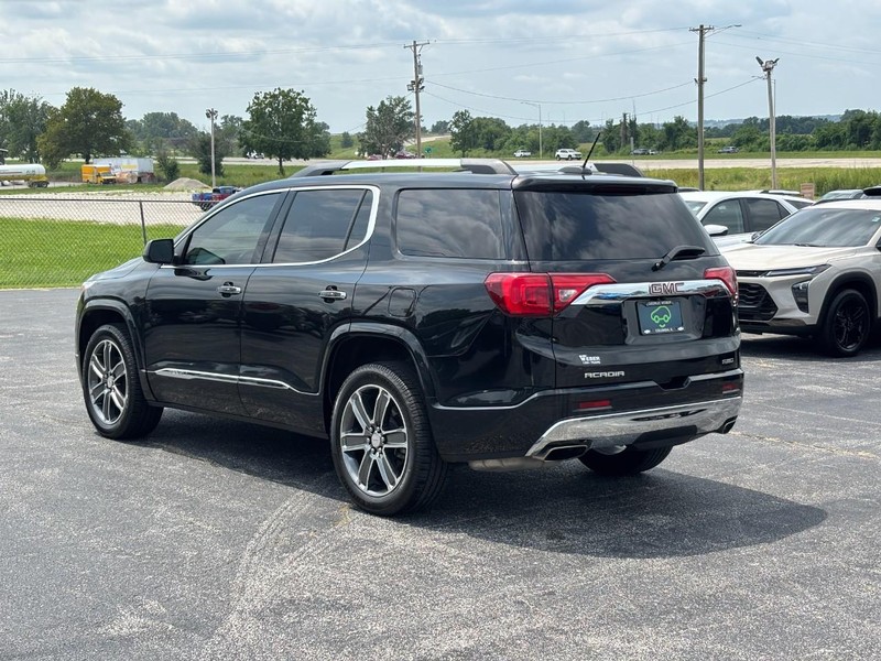 GMC Acadia Vehicle Full-screen Gallery Image 3